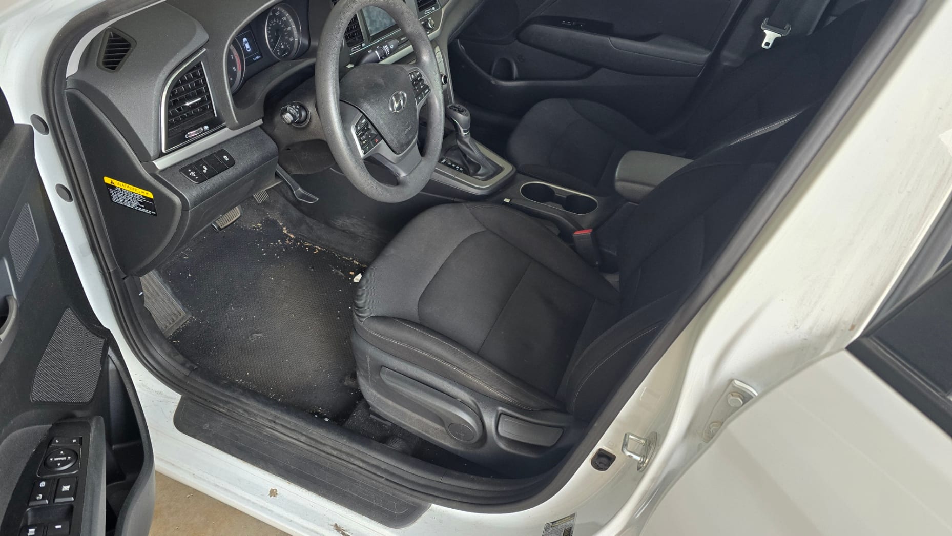 Hyundai Elantra Full exterior — before